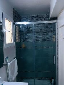 y baño con ducha y puerta de cristal. en Relaxing confortable room, en Valencia