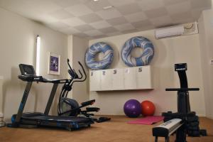 a gym with two exercise bikes and exercise balls at ARTYSTER CLERMONT-FERRAND in Clermont-Ferrand