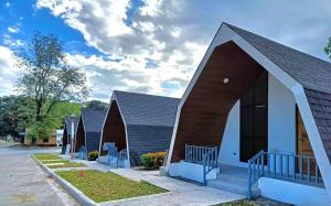 una fila de casas seguidas en Aurora Villas and Cabin Resort, en Clark