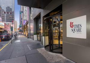 uma loja com uma placa na lateral de um edifício em 45 Times Square Hotel em Nova Iorque