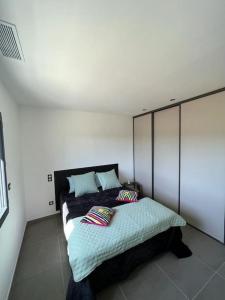 Posteľ alebo postele v izbe v ubytovaní Logement neuf-Ghisonaccia centre, à 5min de la Mer