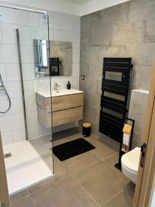 Kúpeľňa v ubytovaní Logement neuf-Ghisonaccia centre, à 5min de la Mer