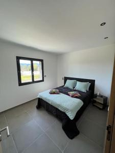Posteľ alebo postele v izbe v ubytovaní Logement neuf-Ghisonaccia centre, à 5min de la Mer