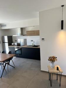Kuchyňa alebo kuchynka v ubytovaní Logement neuf-Ghisonaccia centre, à 5min de la Mer