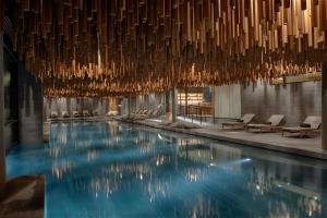 uma piscina do hotel com um grande lustre em Six Senses Crans-Montana em Crans-Montana
