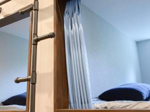 柏島ヴィレッジ في Otsuki: باب مفتوح جزئيا لسرير بطابقين مع ستارة