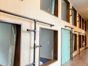 una fila de espejos en la pared de una habitación en 柏島ヴィレッジ, en Otsuki