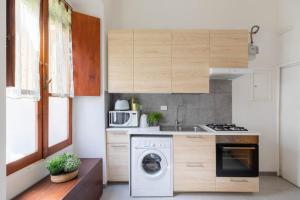 una cucina con lavatrice e lavandino di iFlat Little flat in Testaccio perfect WFP, WIND, FAO a Roma