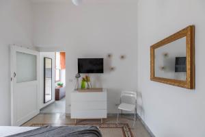 una camera da letto con cassettiera bianca e specchio di iFlat Little flat in Testaccio perfect WFP, WIND, FAO a Roma