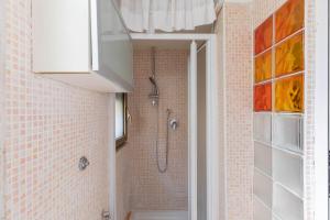 un bagno con doccia, wc e lavandino di iFlat Little flat in Testaccio perfect WFP, WIND, FAO a Roma Altre 14 foto