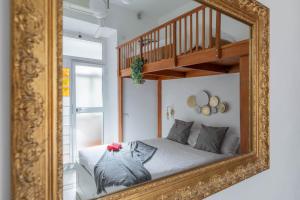 uno specchio su un muro con un letto in una stanza di iFlat Little flat in Testaccio perfect WFP, WIND, FAO a Roma