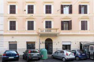 un edificio con auto parcheggiate di fronte di iFlat Little flat in Testaccio perfect WFP, WIND, FAO a Roma