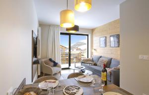 - un salon avec une table et des verres à vin dans l'établissement Appart'Hôtel Prestige Odalys L'Eclose, à L'Alpe-d'Huez
