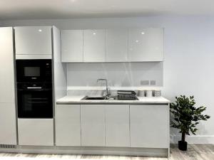 Dapur atau dapur kecil di Luxury 3 Bed House w Parking & Garden! 1