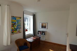 ein Wohnzimmer mit einem Tisch und einem Fenster in der Unterkunft Ferienwohnung im Kieler Süden in Kiel