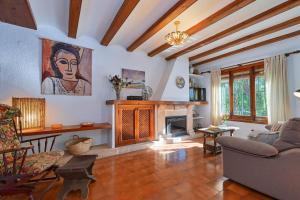 Casa Julieta في خافيا: غرفة معيشة مع أريكة ومدفأة