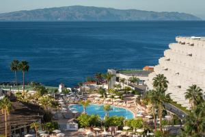 een luchtzicht op een resort met een zwembad en de oceaan bij Landmar Playa La Arena in Puerto de Santiago