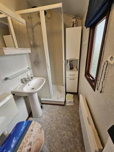 Un pequeño baño con lavabo y ducha. en RBR 1033 - Beach Resort Kamperland, en Kamperland
