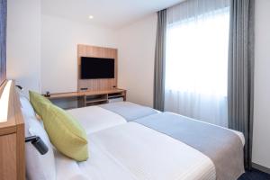 Postel nebo postele na pokoji v ubytování HOTEL MYSTAYS Nishi Shinjuku