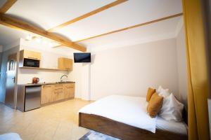 a small bedroom with a bed and a kitchen at Agroturystyka u Dorsza in Dąbrowa Człuchowska