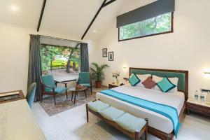 Un pat sau paturi într-o cameră la Aranya Vilas