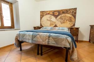 een slaapkamer met een bed met een kaart aan de muur bij BIANCAROSA in Viterbo