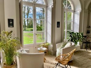 Saint-ViaudにあるDomaine du Plessis Grimaudのリビングルーム(白い椅子、窓付)