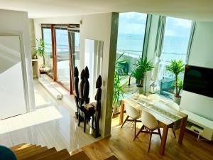 TV a/nebo společenská místnost v ubytování SEA TOWERS PENTHOUSE 23-24 Two-Floors Sea View Panoramic Terrace 110m2 !!! jacuzzi