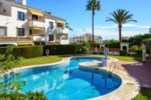 Бассейн в Beachclose modern flat in Benalmadena Ref 185 или поблизости