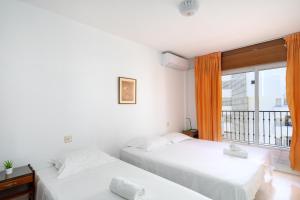 Postel nebo postele na pokoji v ubytování Stunning apartment at Recinto ferial Ref 138
