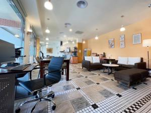 - un salon avec des chaises, des tables et un canapé dans l'établissement Gueylin Hotel, à Luzhu