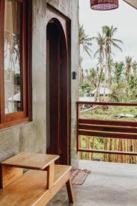 Cette chambre dispose d'une table et d'un balcon avec des palmiers. dans l'établissement Central Loft 2-3 mins away from Surf Spots, à General Luna