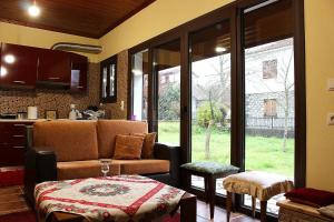 ein Wohnzimmer mit einem Sofa und einem Tisch in der Unterkunft Snow story 1 -Elati, Trikala-2BD in Elati, Trikala