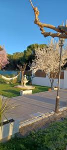 un parco con alberi fioriti e un semaforo di La Espiga a Valladolid