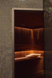 vista su una sauna dall'interno di un edificio di Silver Mountain Resort & Spa a Poiana Brasov