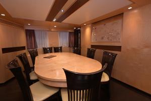 sala konferencyjna z drewnianym stołem i krzesłami w obiekcie La Voglia Matta w Monte Carlo