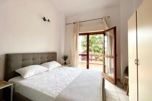 ペフコホリにあるBLACKHAUS PEFKOCHORI CHALKIDIKI Luxury VILLAのギャラリーの写真