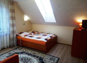 Skawa的住宿－Pod Jednym Dachem，一间卧室配有一张床和天窗