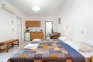 a bedroom with two beds and a kitchen at Acapulco 5 in Afantou