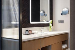 a bathroom with a sink and a mirror at Xin'an Yihao Hotel - Near Xiamen Railway Station, near Vientiane City, minibar is free in Xiamen