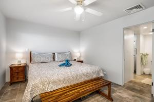 a bedroom with a bed and a ceiling fan at Casa De Emdeko 235 in Kailua-Kona +27 photos