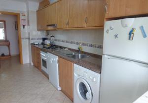 una cucina con frigorifero bianco e lavandino di Apartamento Avenida da Liberdade ad Albufeira