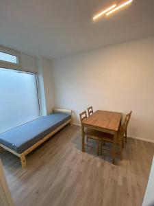 een kamer met een bed en een tafel en stoelen bij Salí - 2BR - Mid Apartment in Kleve