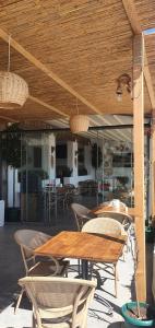 un patio con mesa de madera y sillas en Reis Beach Hotel, en Marmaris