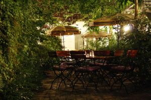 a table and chairs with umbrellas in a garden at Stadthotel Brandenburger Hof in Neuruppin