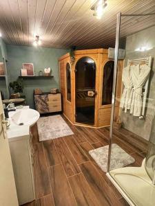 Et badeværelse på L’Écho des Bois - Studio cocooning avec sauna