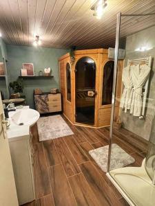 L'AbergementL’Écho des Bois - Studio cocooning avec sauna的配有马桶、水槽和淋浴的浴室