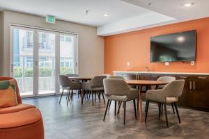 TV a/nebo společenská místnost v ubytování North Hollywood 2BR w Gym Pool nr TJ LAX-880