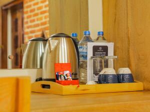 eine Theke mit Kaffeemaschine und Wasserflaschen in der Unterkunft KGH Patan in Pātan