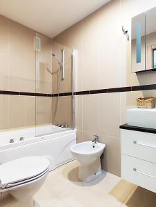 a bathroom with a toilet sink and a shower at Playa Dorada VISTAS al MEDITERRANEO in El Borseral